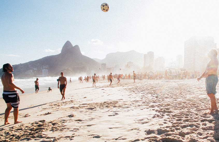 pessoas jogando altinha em areia de praia em Ipanema