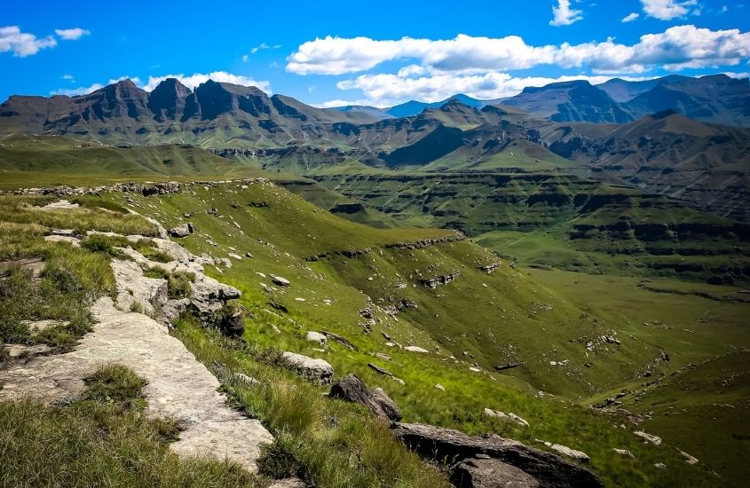 montanhas sob céu azul em Drakensberg, um dos pontos turísticos da África do Sul