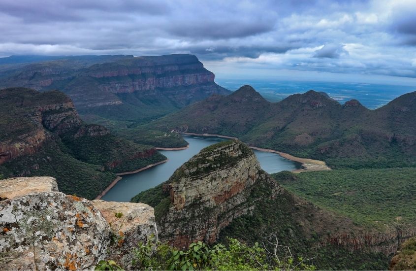 vista aérea de lagoa e blyde River, cânion que é um dos pontos turísticos da África do Sul
