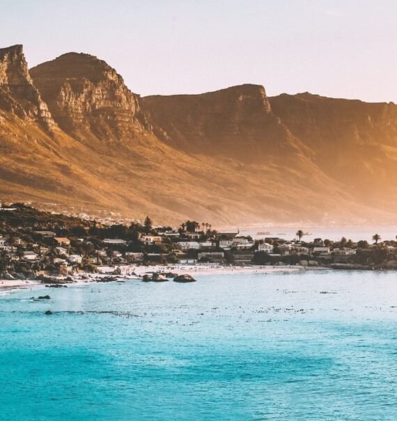 mar e montanha em Cape Town, um dos pontos turísticos da áfrica do sul