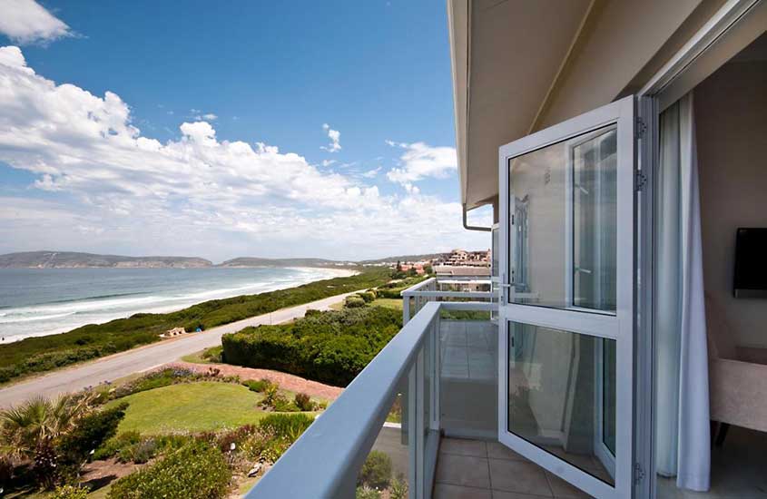 varanda de quarto de The Robberg Beach Lodge - Lion Roars Hotels & Lodges de frente para o mar