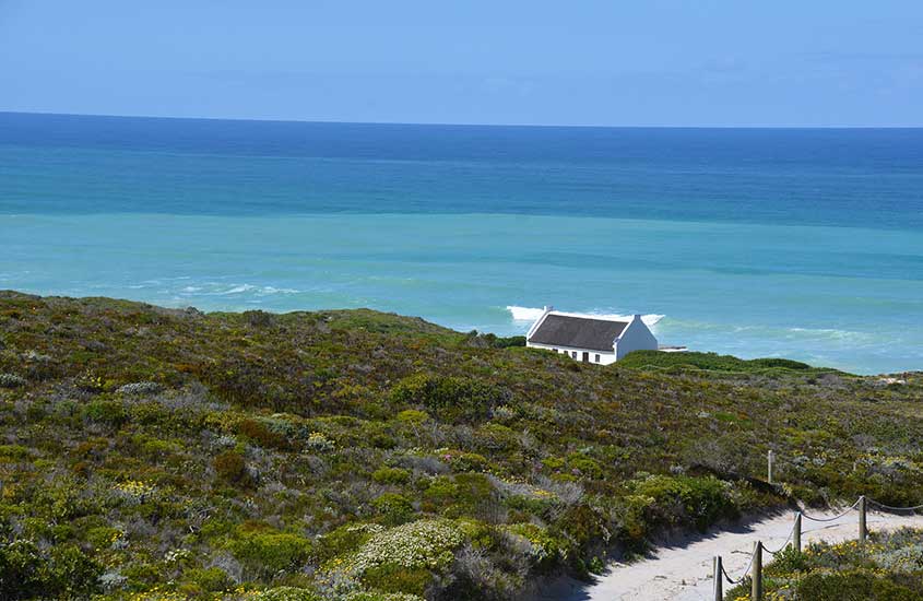 vegetação, casa e mar em Paradise, uma das praias da África do Sul