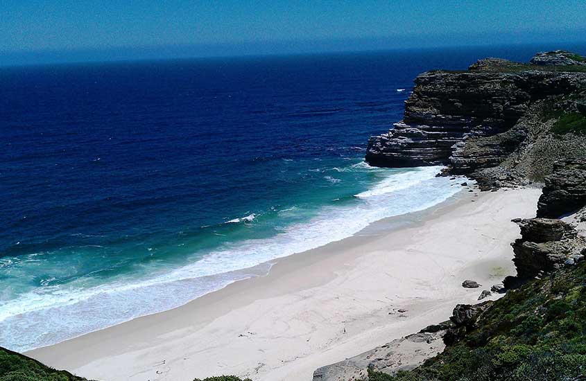 mar, areia e rochas em Diaz, uma das melhores praias da África do Sul