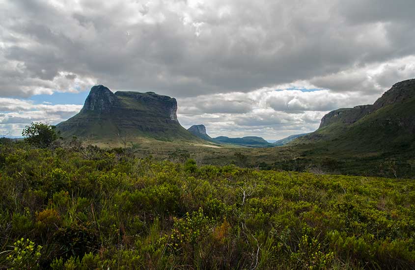 montanhas e árvores sob céu nublado em Vale do Capão, na Bahia