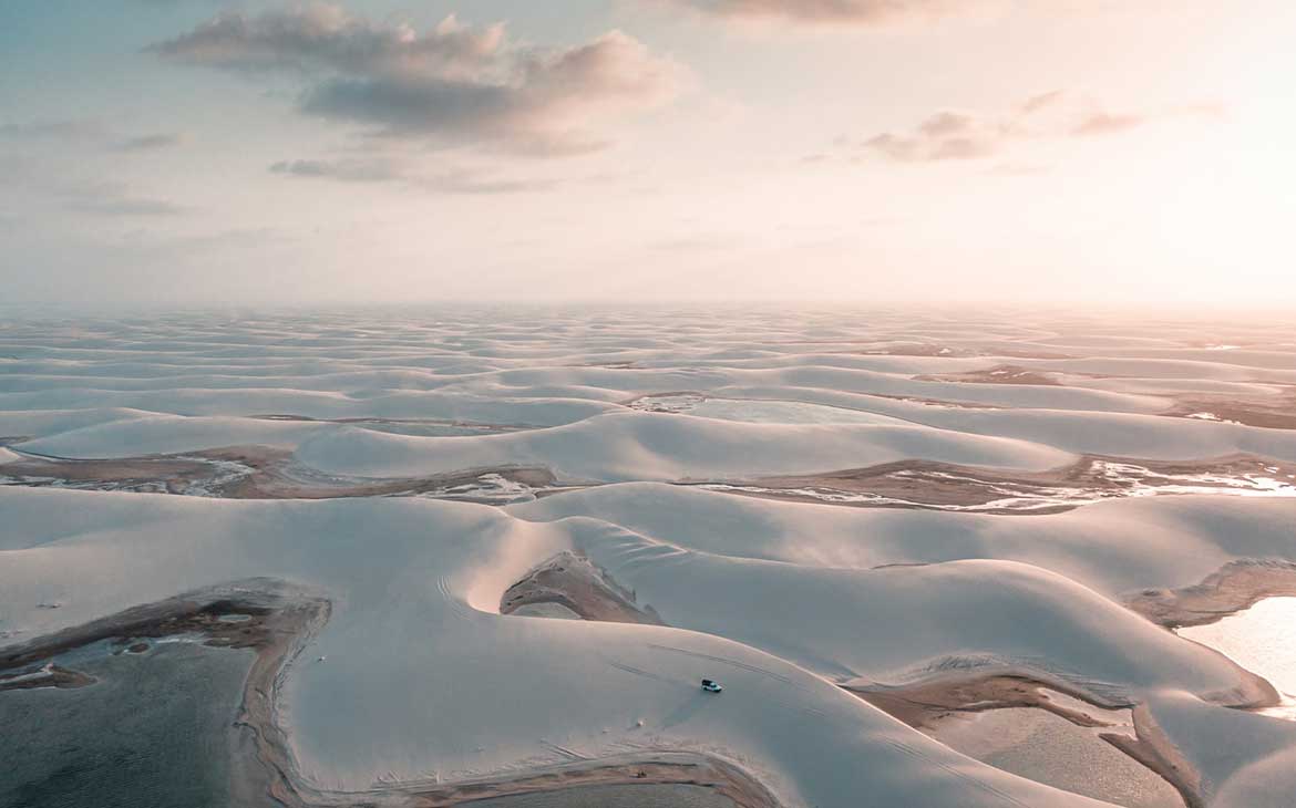 vista aérea de dunas dos lencois maranhenses, um dos destinos baratos no brasil