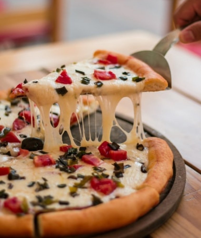 pedaço de pizza de marguerita. um dos fatos sobre a cultura da grécia é que os gregos inventaram a pizza