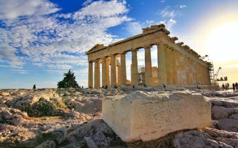 pessoas, durante o dia, observam partenon, construção do século v que é um dos pontos turísticos da grécia