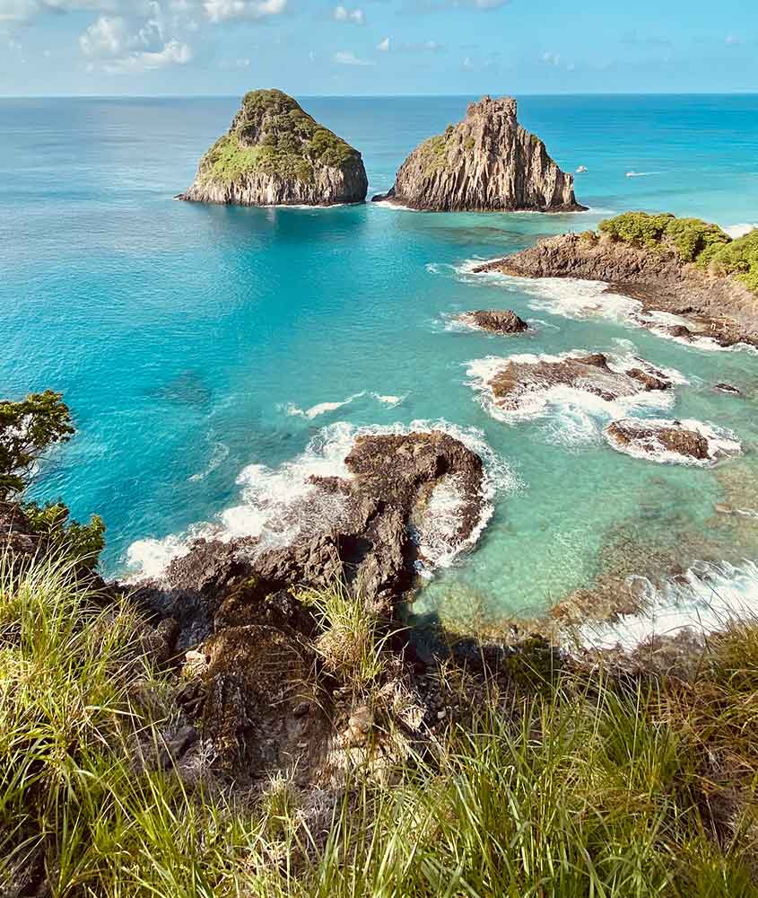 rochas e mar em dia ensolarado em Fernando de Noronha, um ótimo lugar para viagem pelo litoral brasileiro