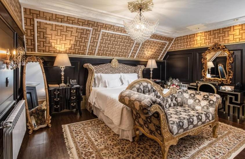 quarto de hotel colline de france, onde há espelho, abajur, cama de casal e sofá