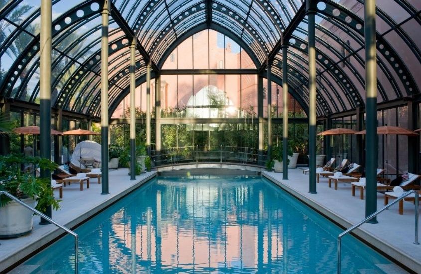 piscina coberta, durante o dia, em área de lazer de royal mansour marrakech, um dos hotéis mais bonitos do mundo