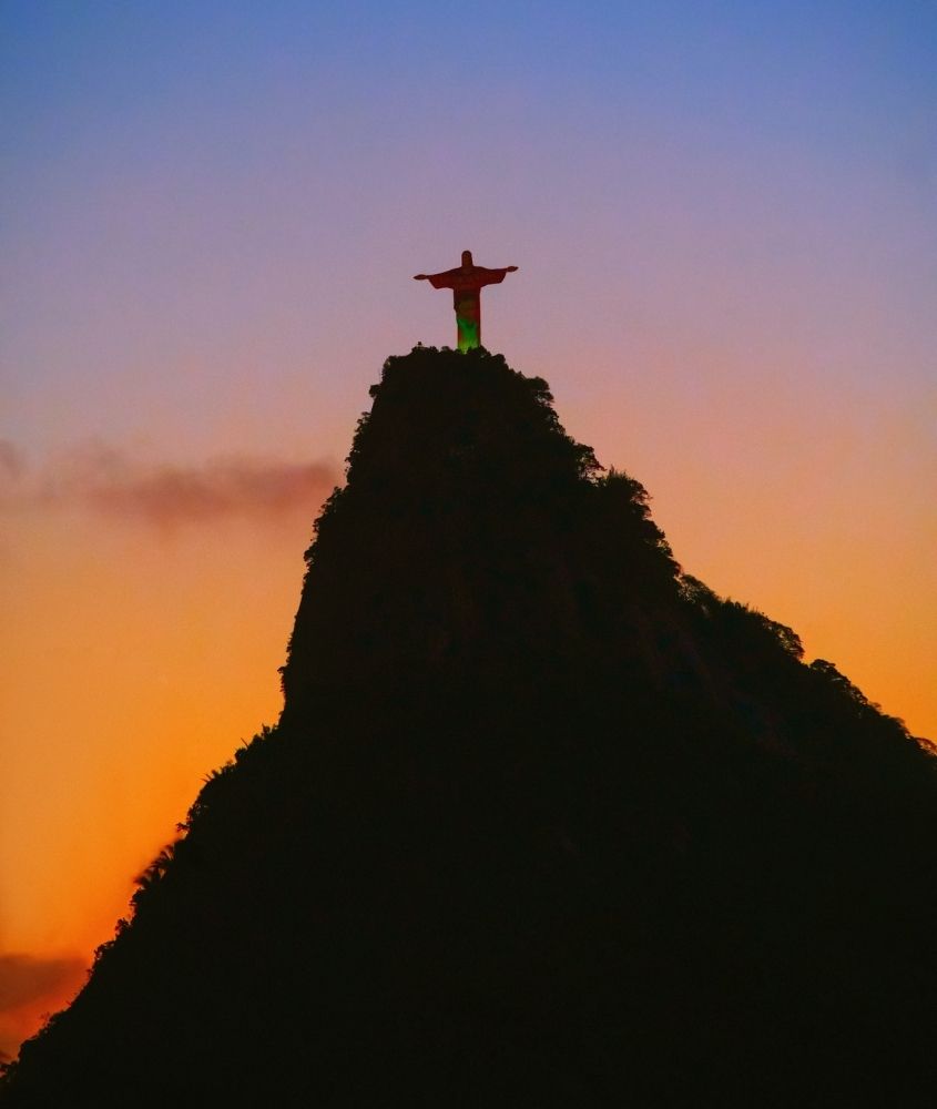 Estátua do Cristo do Redentor em cima de Morro do Corcovado, um dos lugares mais bonitos do Rio de Janeiro
