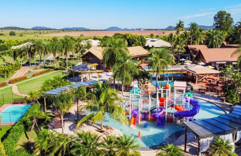 vista aérea piscina, quadra e árvores em Zagaia Eco Resort em Bonito, um dos melhores destinos para lua de mel no Brasil