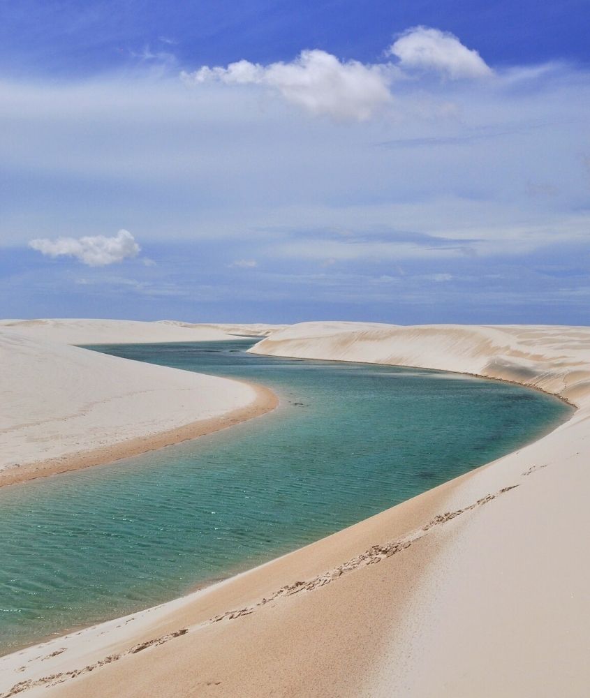 lagoa em meio a dunas nos Lençóis Maranhenses