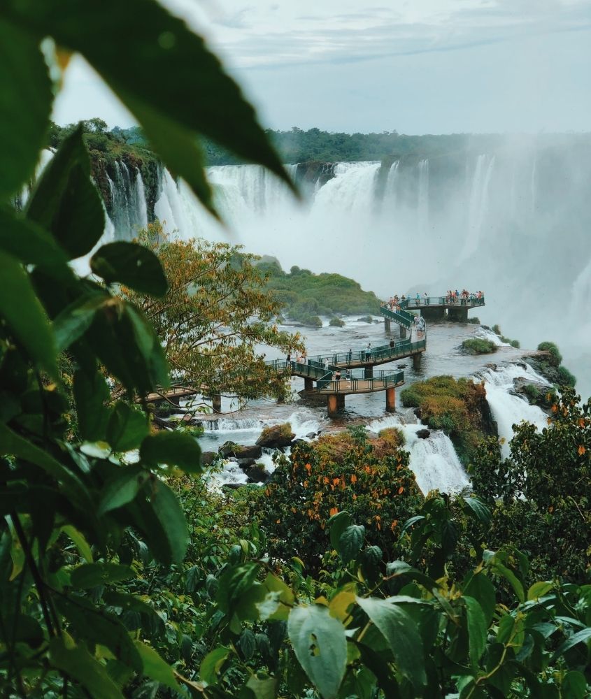 vista aérea de pessoas em ponte, observando as Cataratas do Iguaçu