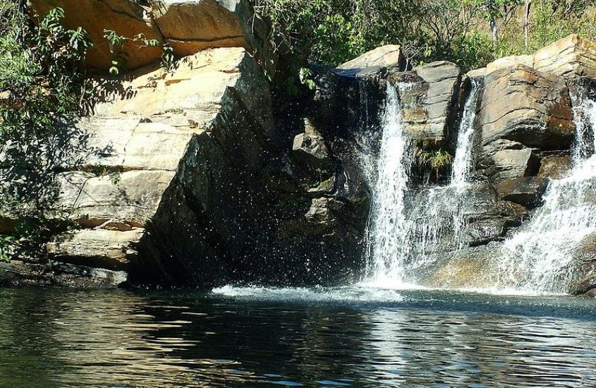 rochas, queda d'agua e piscina natural de cachoeira das araras, durante o dia no jalapão
