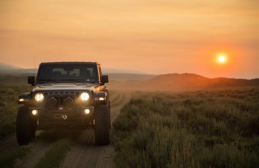 carro 4x4 (ideal para passeios no jalapão) em estrada durante o entardecer