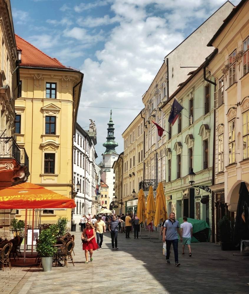 pessoas caminham em rua, durante o dia, na eslováquia, um dos países mais baratos para viajar na europa