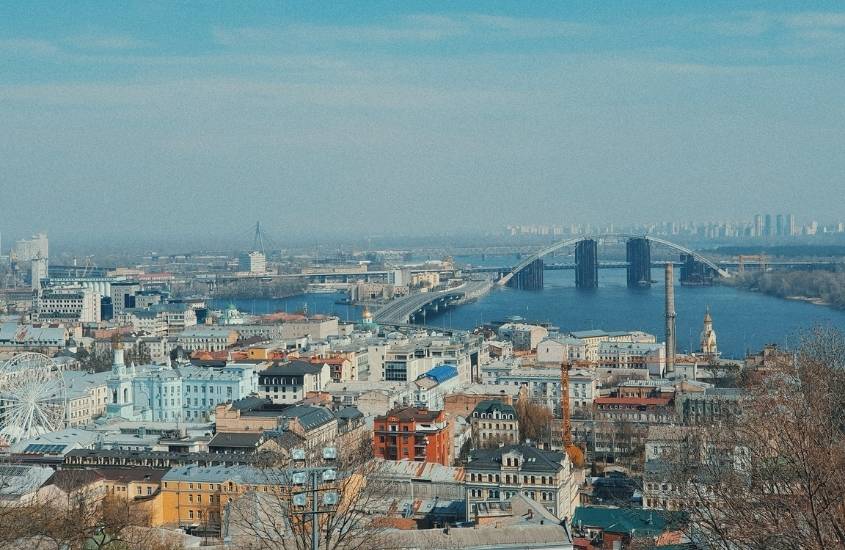 vista aérea de casas, prédios e mar, durante o dia, na ucrânia