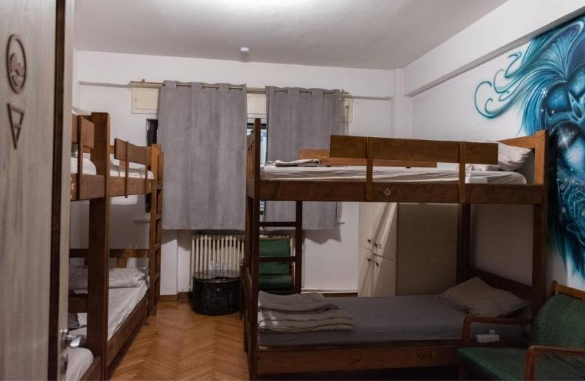 beliches de madeira em quarto de hostel bauhaus bucharest na romênia