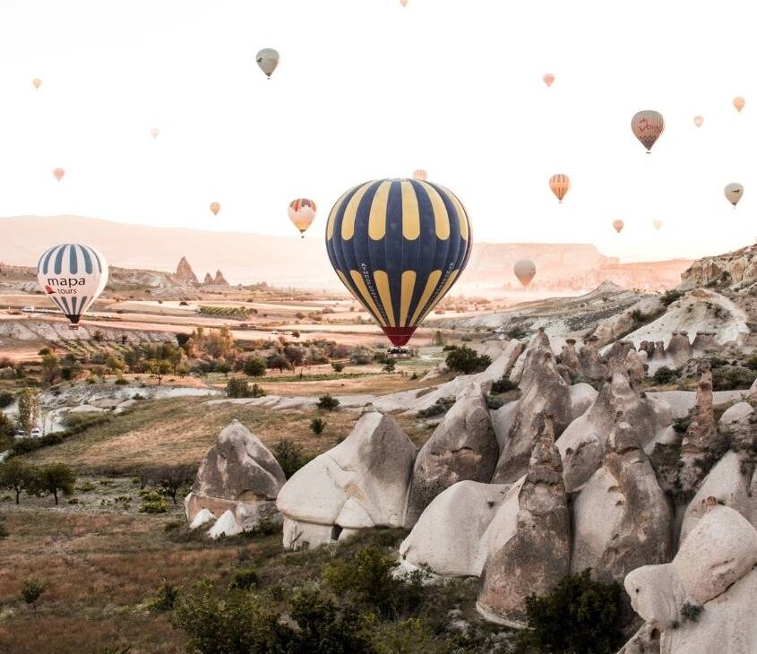 diversos balões em céu da turquia, durante o dia