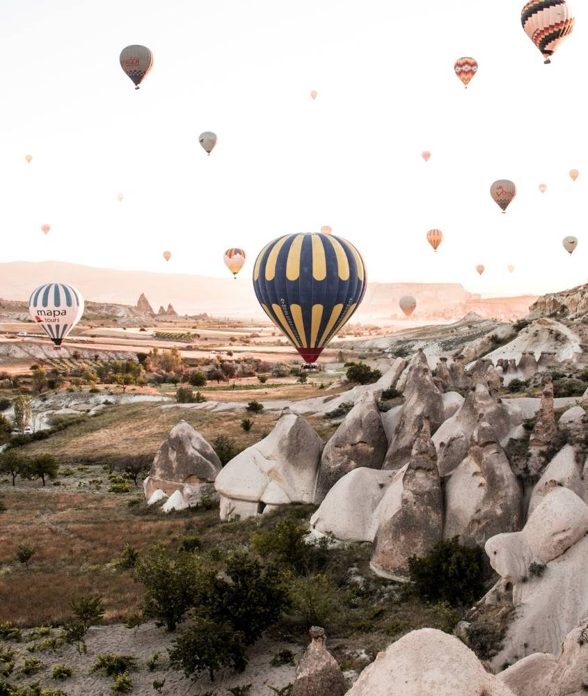 diversos balões em céu da turquia, durante o dia