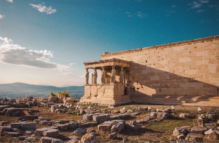 construção em ruínas em frente a pedras na grécia, durante o dia