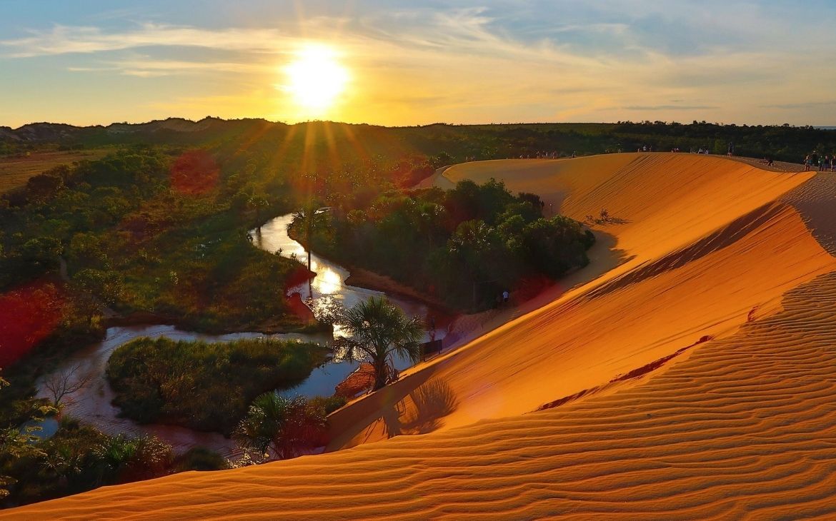 dunas, montanhas e rio em dia ensolarado no jalapao