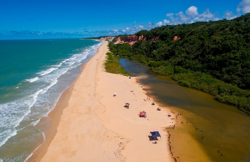 vista área de mar, areia e montanha em Porto Seguro, uma das melhores praias no Brasil para casal
