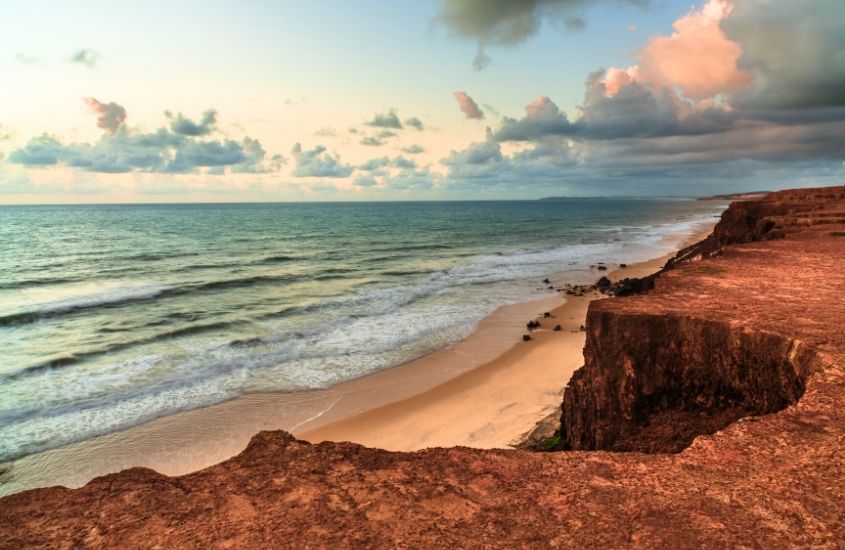 falésias, areia e mar durante entardecer em Pipa, uma das melhores praias do Brasil