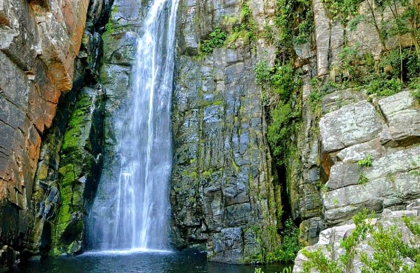 queda d'água de cachoeira com mais de 120 metros que é um dos principais passeios na serra do cipó