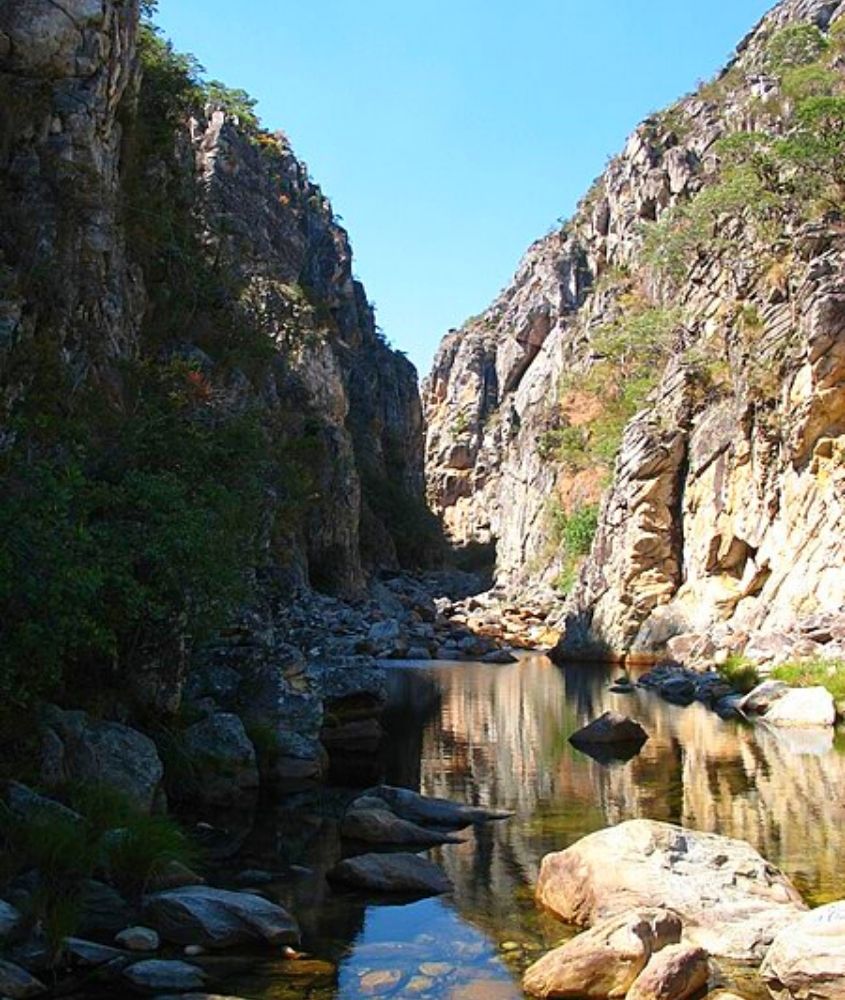 lago cercado de rochas em trilha para o canyon das bandeirinhas que é um dos melhores passeios na serra do cipó