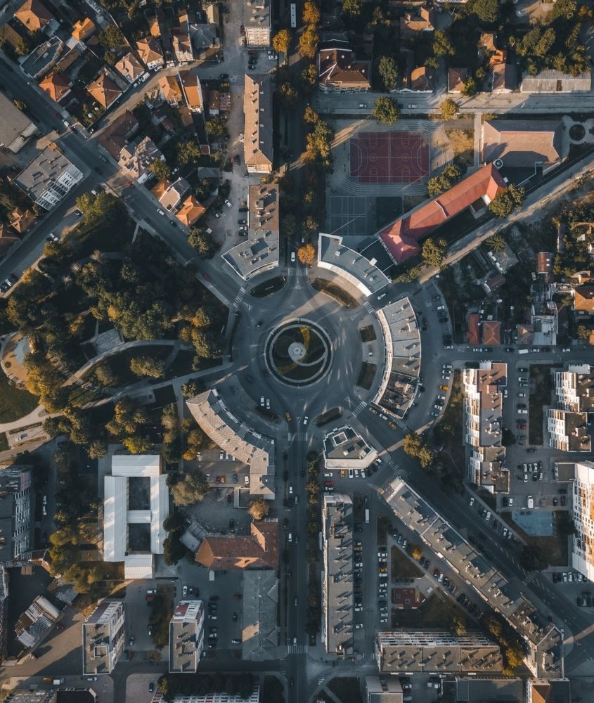vista de cima de arvores, casas e carros na capital da bulgária, durante o dia