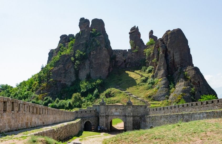 muralhas de um dos castelos búlgaros que não podem ficar de fora do roteiro de quem quer saber tudo sobre a bulgária e sua história