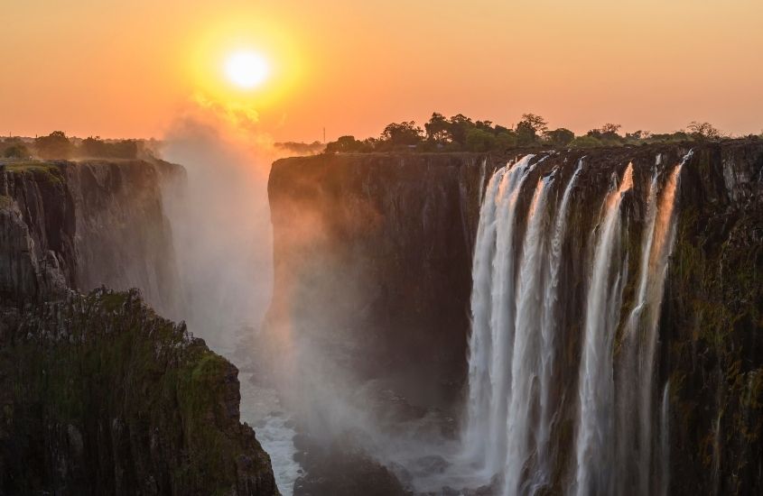 queda d'água, durante entadecer, de victoria falls, uma das cachoeiras mais bonitas do mundo