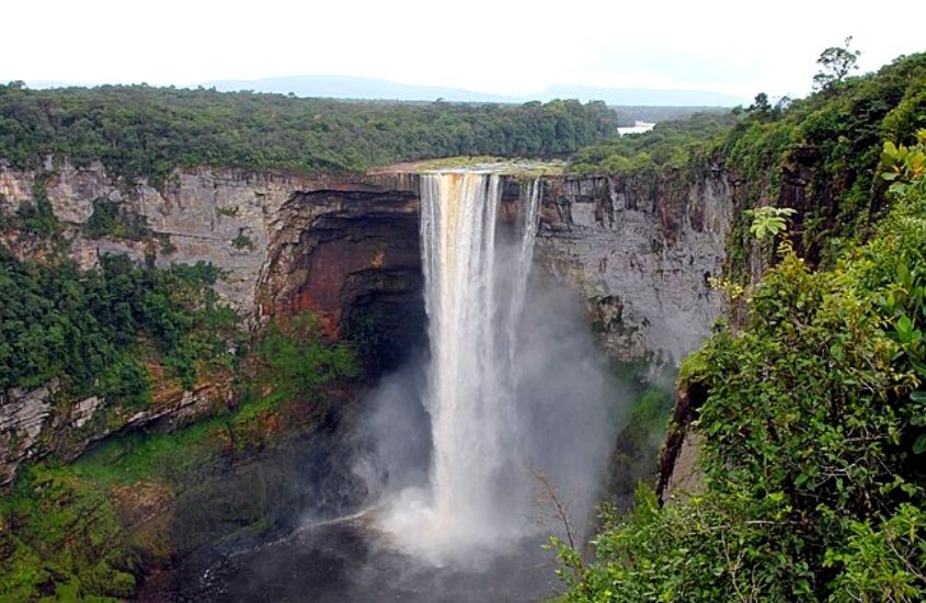 vista aérea, durante o dia, de queda d'água de 226 metros de kaieteur, uma das cachoeiras mais bonitas do mundo