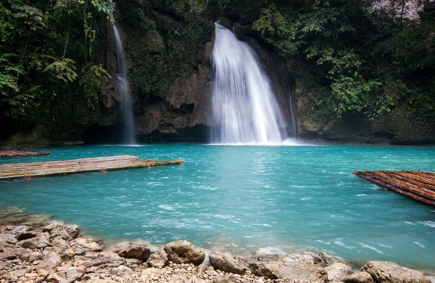 piscina natural com água azul de kawasan falls, uma das cachoeiras mais bonitas do mundo, localizada nas filipinas