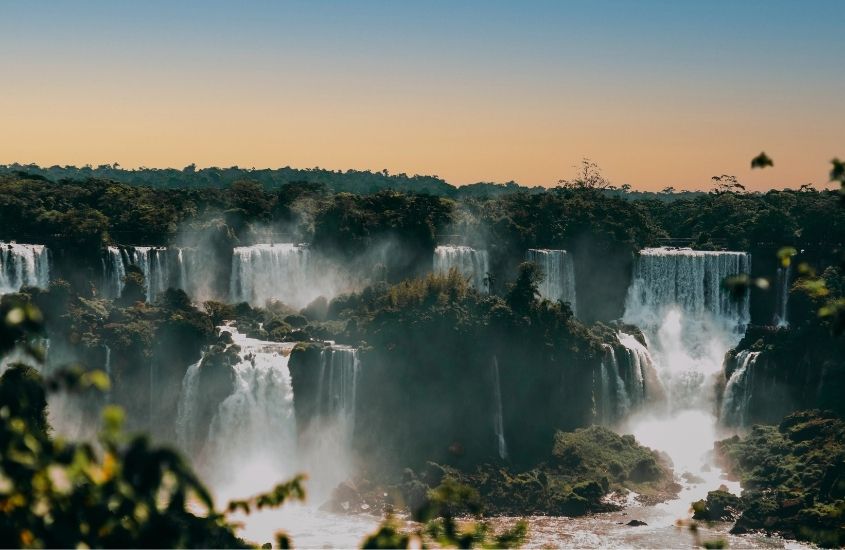 vista panorâmica, durante o entardecer, de águas de cataratas do iguaçu que é uma das cachoeiras mais bonitas do brasil