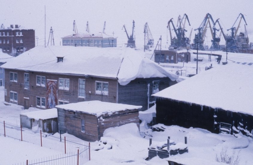 casas cobertas de neve em dudinka, uma das cidades mais frias do mundo