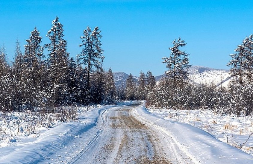 estrada coberta por neve em oymyakon, a cidade mais fria do mundo