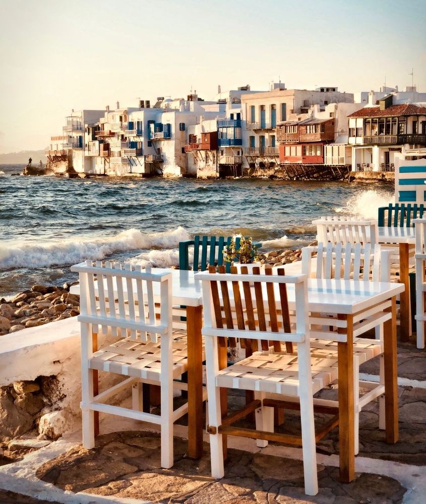 mesa de restaurante com vista para o mar da grécia em dia ensolarado