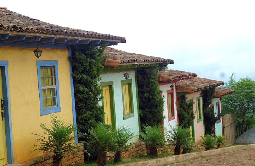 casas coloridas, durante o dia, em rua de lavras novas, uma ótima cidade para ecoturismo em minas gerais