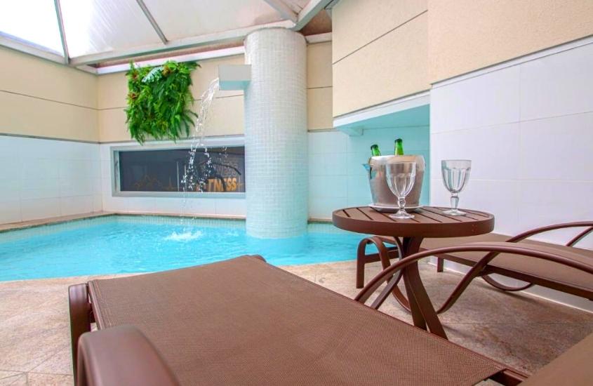 espreguiçadeiras em frente a piscina interna do belo horizonte plaza, um dos melhores hotéis em belo horizonte