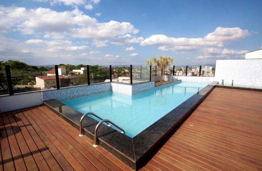 piscina vazia em dia ensolarado em terraço de stop inn plus pampulha, uma boa opção entre os hotéis e pousadas em belo horizonte