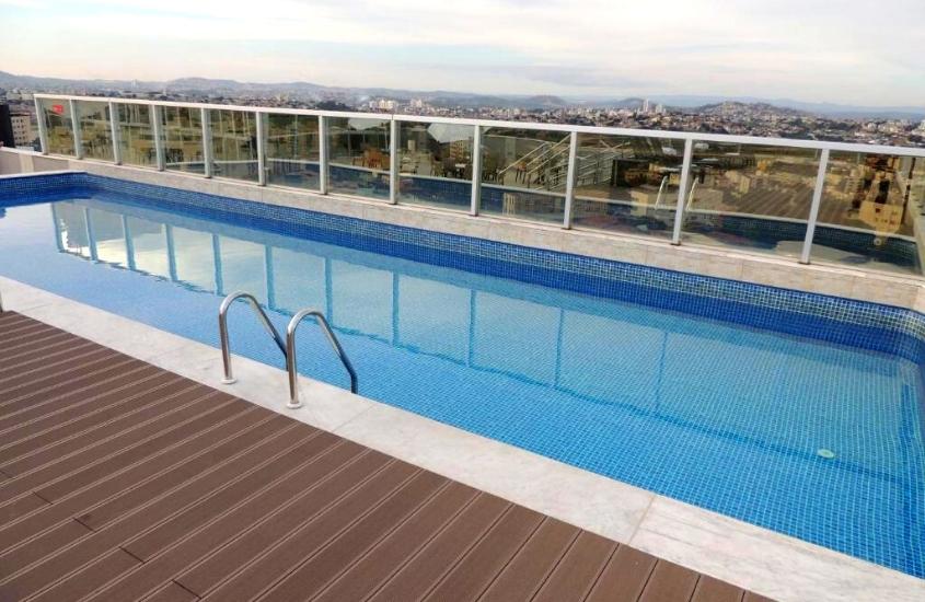 piscina vazia em terraço com vista para cidade, durante o dia, em allia gran pampulha suites