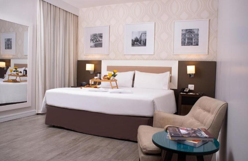 poltrona e cama de casal em quarto de holiday inn belo horizonte savassi, an ihg hotel, uma opção para se hospedar entre os hotéis e pousadas em belo horizonte