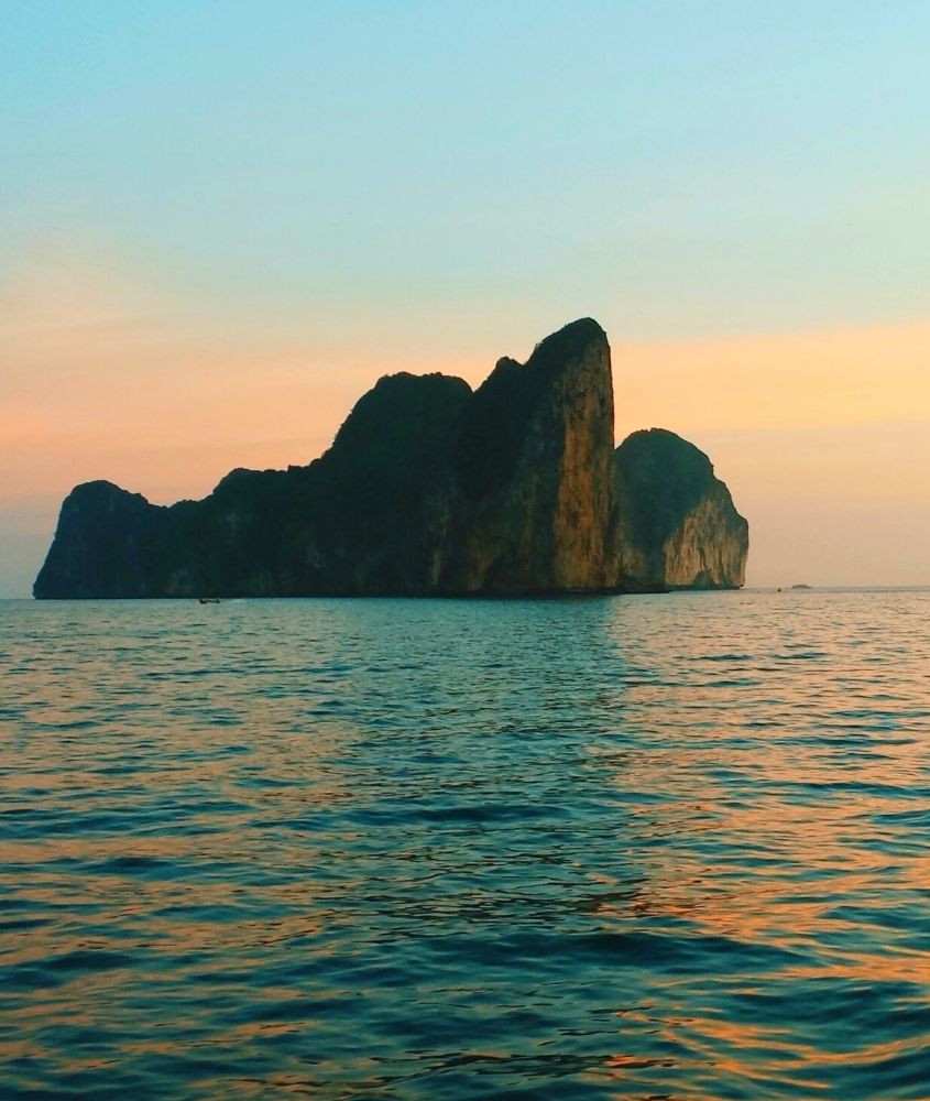 rochas em mar, durante o entardecer em ko phi phi que está entre uma das ilhas mais bonitas do mundo