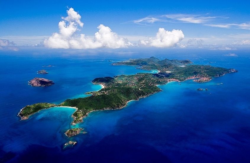 vista aérea de mar azul cercando porção de terra conhecida como são bartolomeu, que é uma das ilhas mais bonitas do mundo