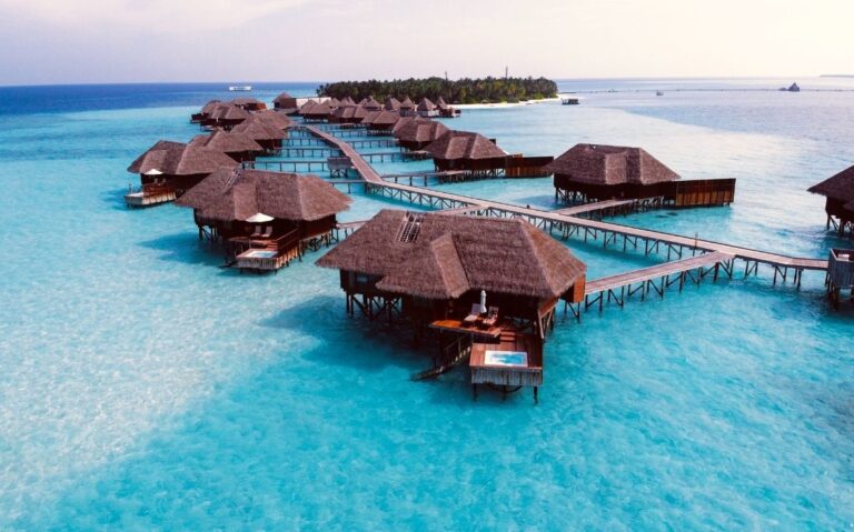 hoteis vilas de resort sobre mar azul em dia ensolarado nas maldivas, uma das ilhas mais bonitas do mundoflutuantes em ilha