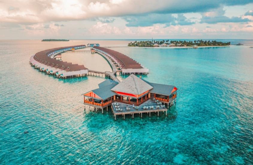 vilas de resort sobre águas cristalinas, durante o dia, em maldivas, uma das ilhas mais bonitas do mundo