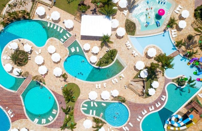 vista aérea de diversas piscinas em salinas maragogi all inclusive resort, durante dia ensolarado em maragogi
